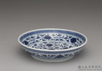 图片[2]-Dish with Indian lotus scrolls in underglaze blue, Qing dynasty, Qianlong reign (1736-1795)-China Archive